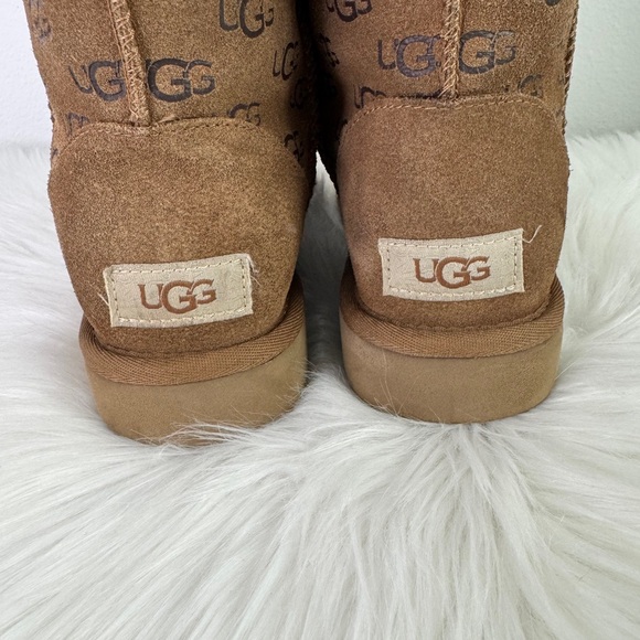 UGG Classic Short Embossed Logo Sz: 6 - Picture 7 of 11
